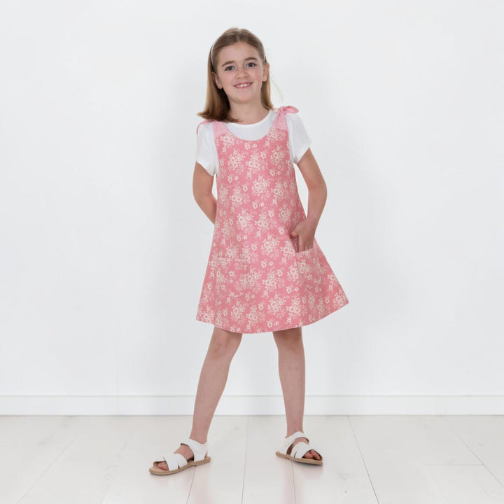 Trägerkleid PDF Schnittmuster ANTONIA – 3-in-1 Mädchenkleid 74/80–146/152 in pink mit Blumenmuster und Taschen.