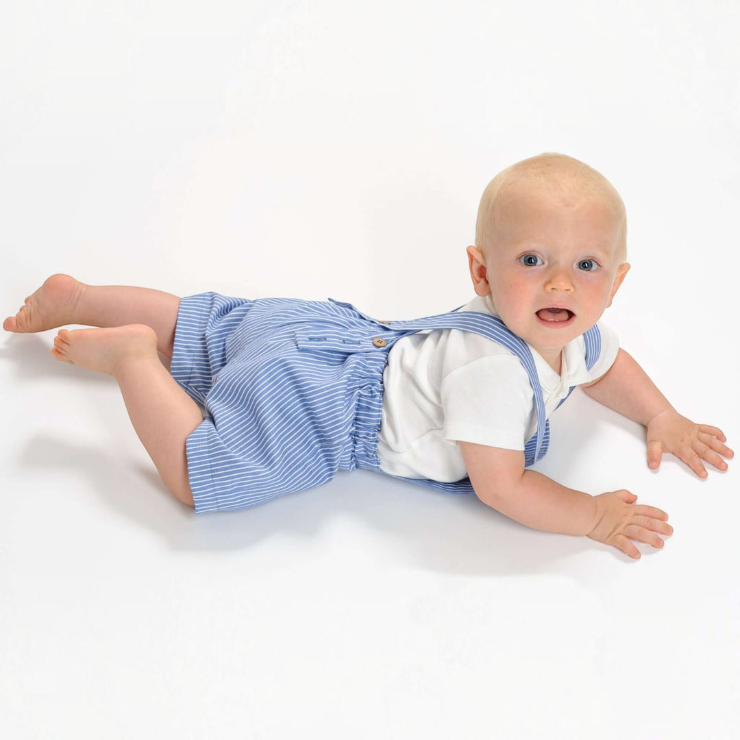 Schnittmuster Kleinkind Latzhose MAX PDF 2 in 1 - Baby trägt gestreifte Latzhose und lächelt.