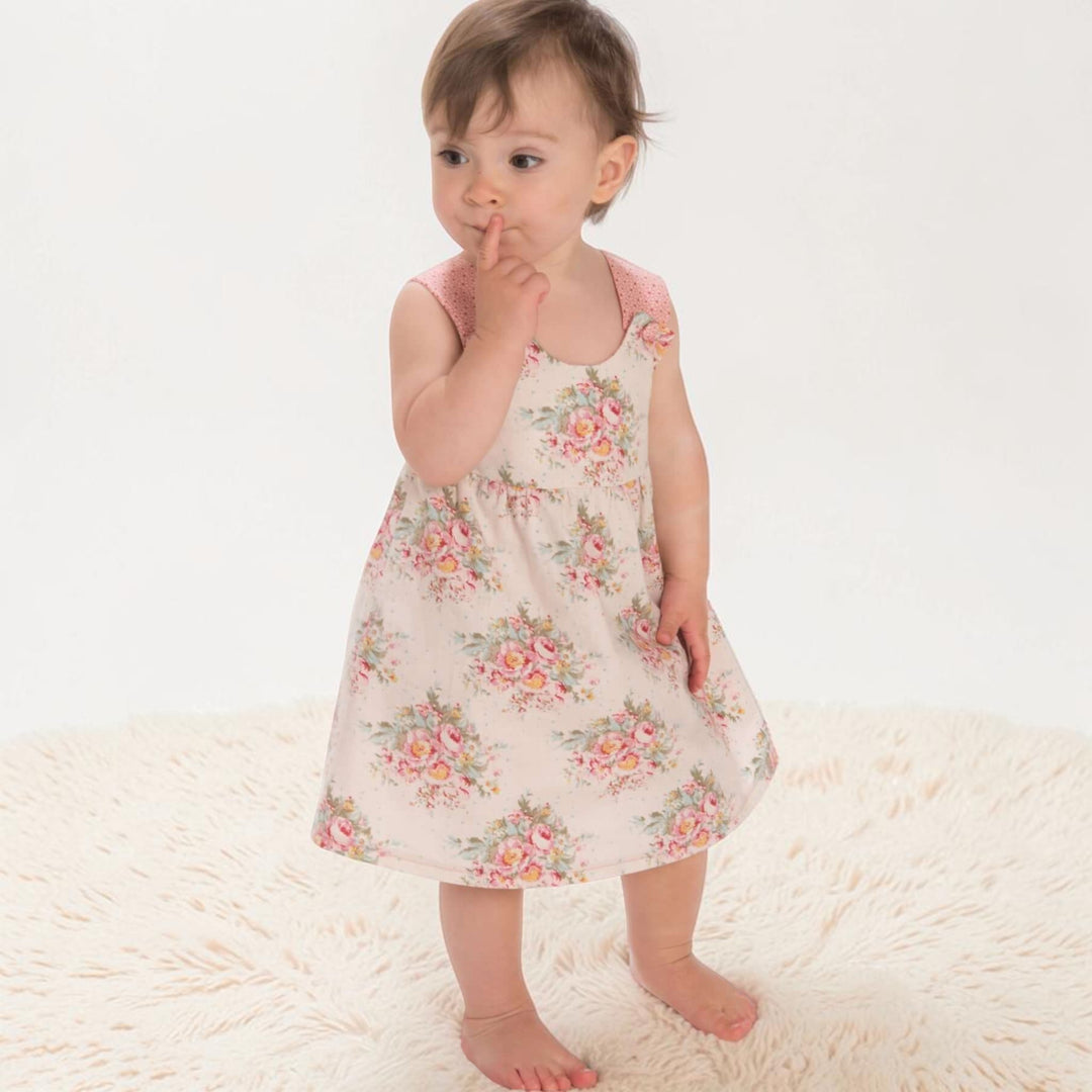 Baby Set PDF Schnittmuster BABY TWINSET – Trägerkleider & Pumphose 50/56–98/104, Baby in floral dress.