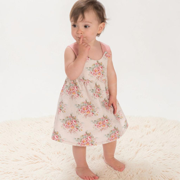 Baby Set PDF Schnittmuster BABY TWINSET – Trägerkleider & Pumphose 50/56–98/104, Baby in floral dress.