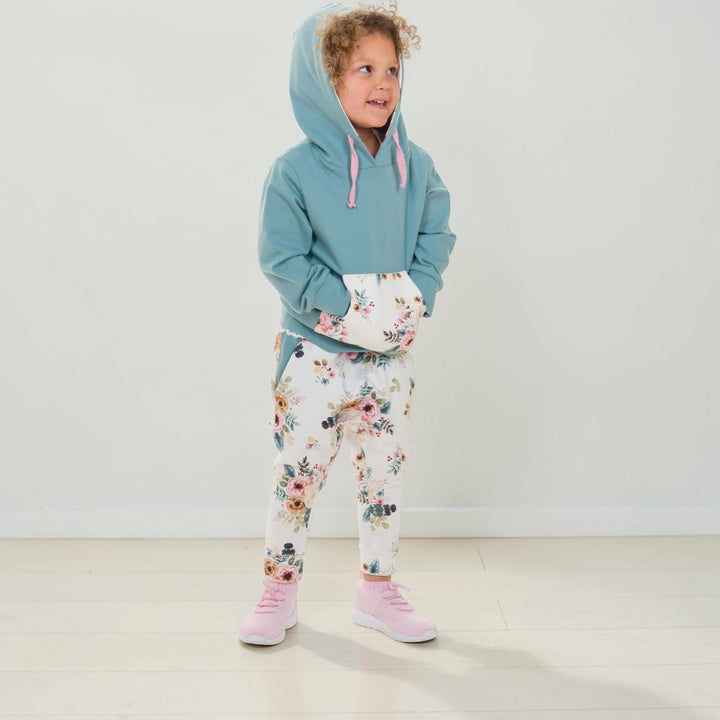 Hoodie Schnittmuster FLY DADO – Kinder Set 80/86–140/146, Hose ab 92/98 in einem lässigen Kinder-Outfit.