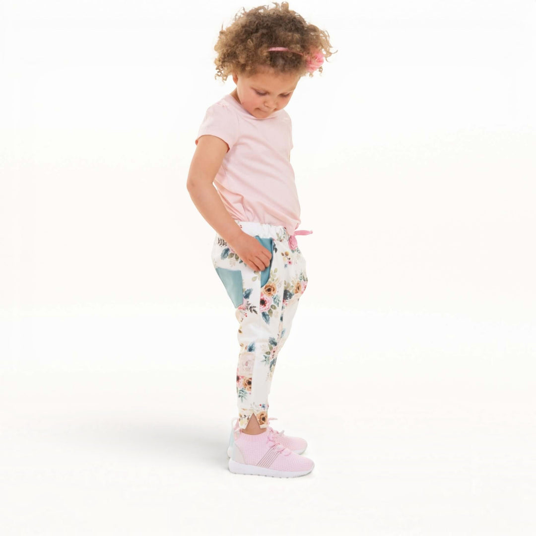 Haremshose PDF Schnittmuster DADO – Baggy Kinderhose mit Taschen 92/98–140/146, kind in floral kids' harem pants with pockets.
