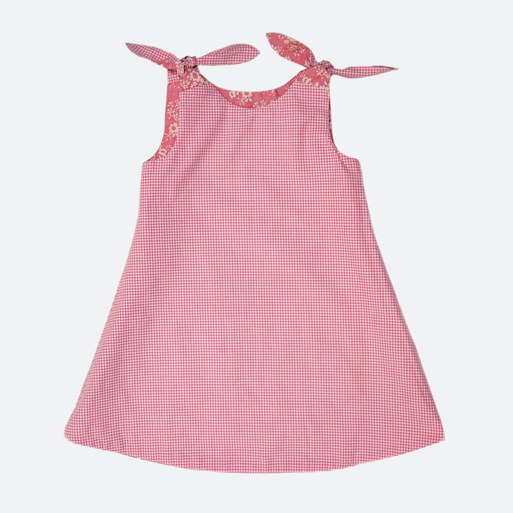 Trägerkleid PDF Schnittmuster ANTONIA – 3-in-1 Mädchenkleid 74/80–146/152 in pink mit Schleifen und Karomuster.