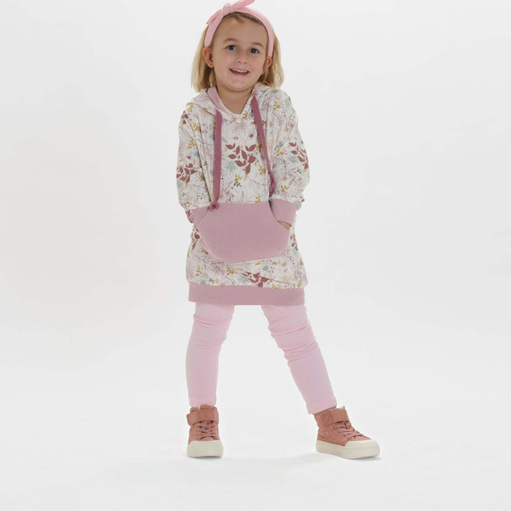 Kinder Hoodie PDF Schnittmuster ARWEN – Tunika mit Kapuze & Kragen 80/86–140/146, Mädchen in floralem Hoodie mit Kapuze.