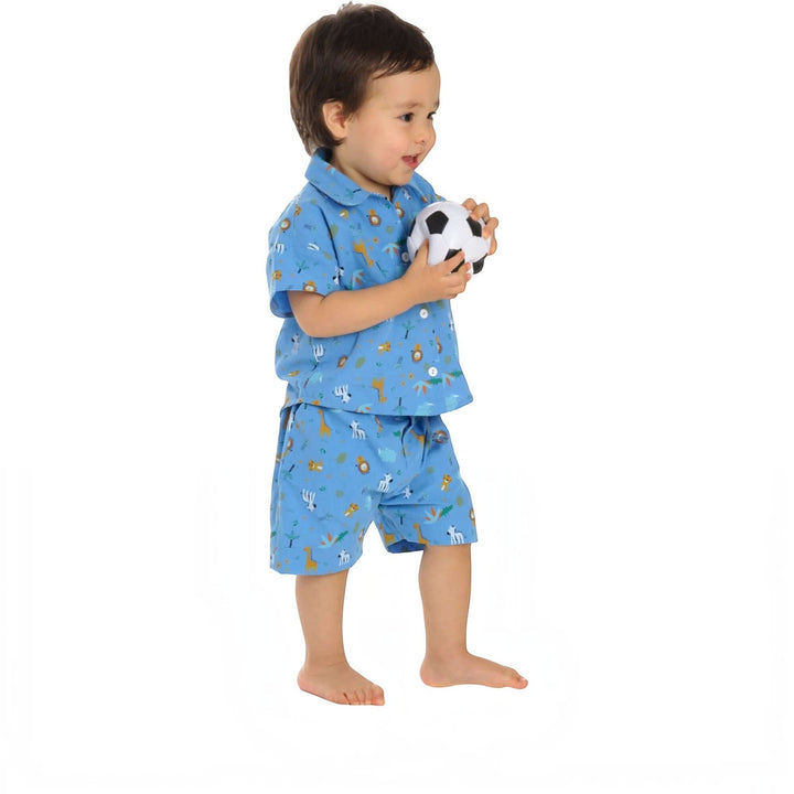 Junge im blauen Hemd und Shorts mit Tiermotiven, hält einen Fußball, ideal für Freizeitkleidung.