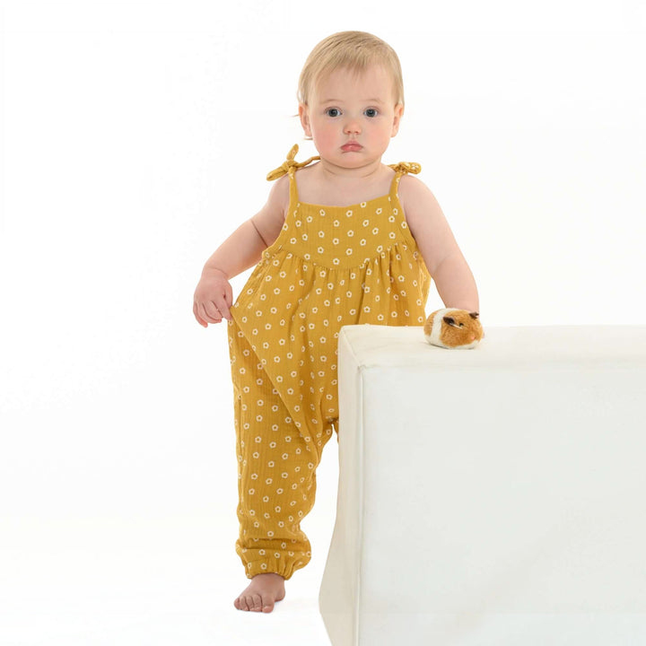 Schnittmuster Baby Mädchen Jumpsuit NELE PDF - Baby in gelbem Jumpsuit mit Punkten, bequem und modisch.