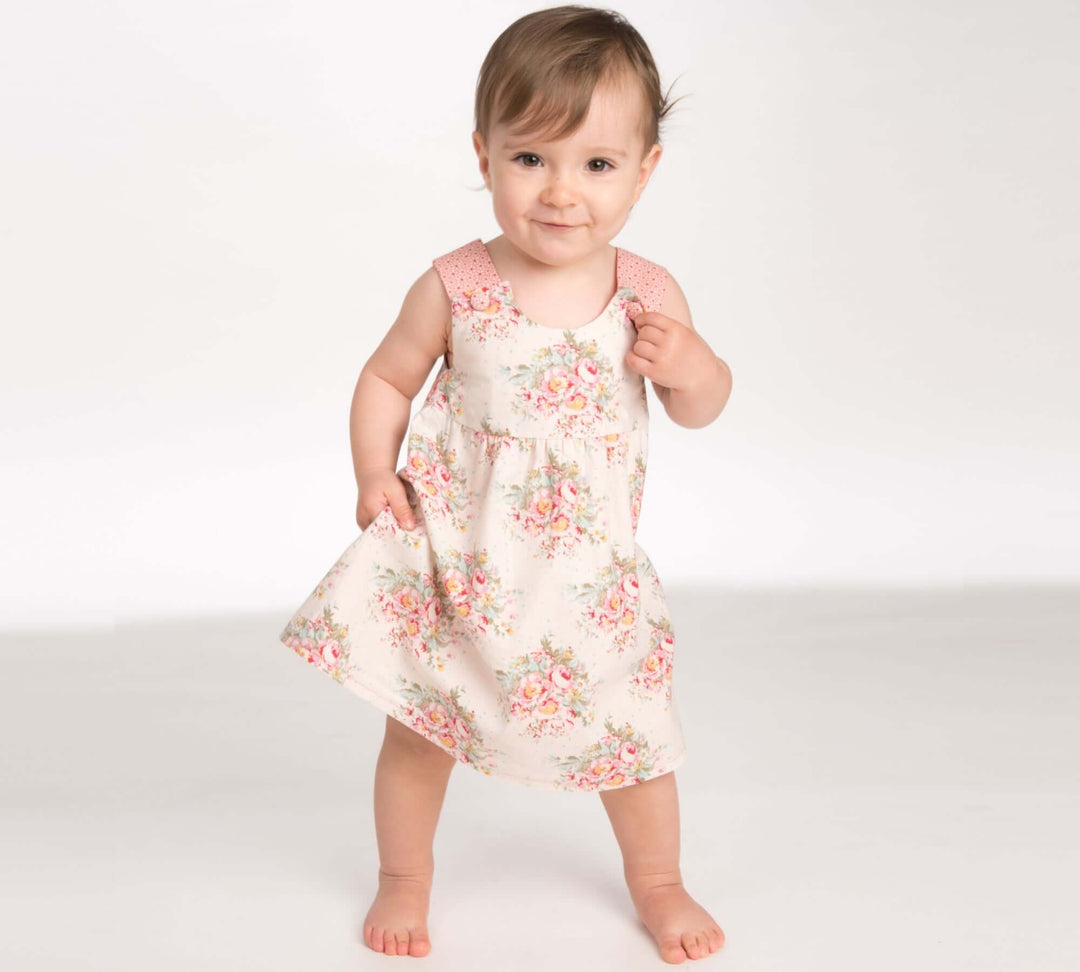 Schnittmuster Baby Twinset Babykleid Hängerchen und Pumphose CLARA EMI, Baby im floralen Kleid.