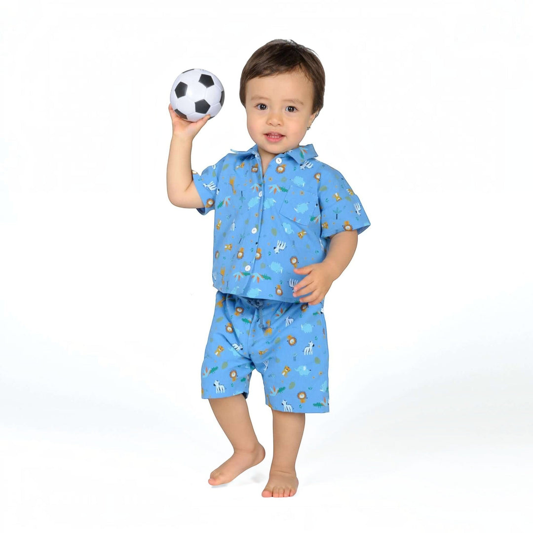 Schnittmuster Baby Hemd & Hose TOM NOAH PDF Modell in blau mit Spielzeugfußball