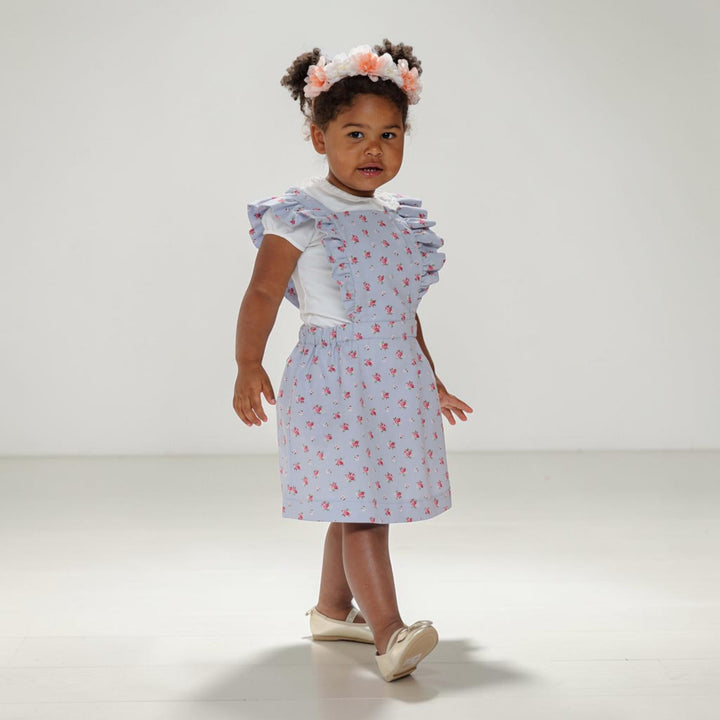 Latzkleid PDF Schnittmuster LIVIA – Rüschenkleid mit Trägern 68/74–116/122, Mädchen in floralem Latzkleid mit Rüschen.