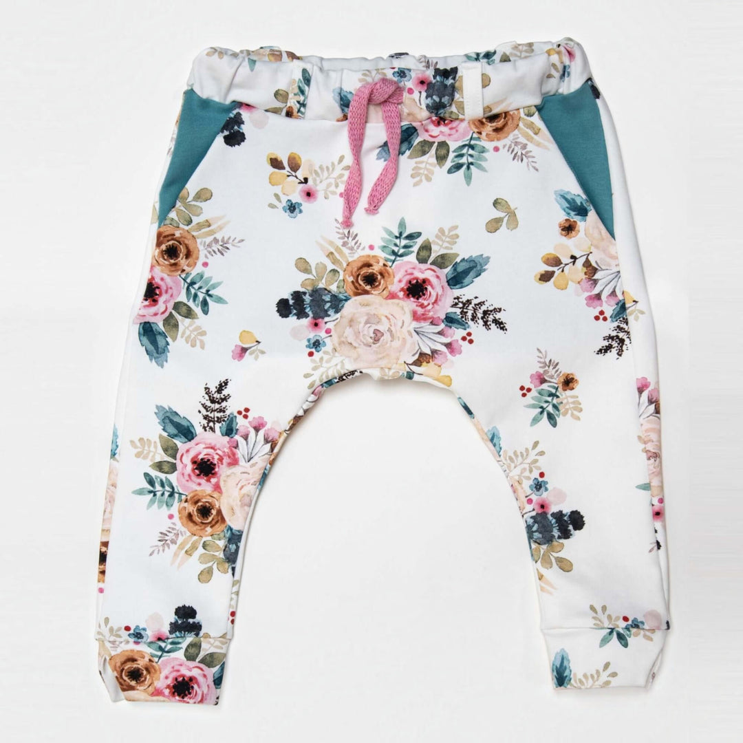 Haremshose PDF Schnittmuster DADO – Baggy Kinderhose mit Taschen 92/98–140/146 farbenfrohe Kinderhose mit Blumenmuster
