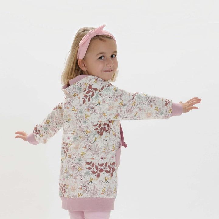 Kinder Hoodie PDF Schnittmuster ARWEN – Tunika mit Kapuze & Kragen 80/86–140/146, Mädchen in floralem Hoodie mit Kapuze.