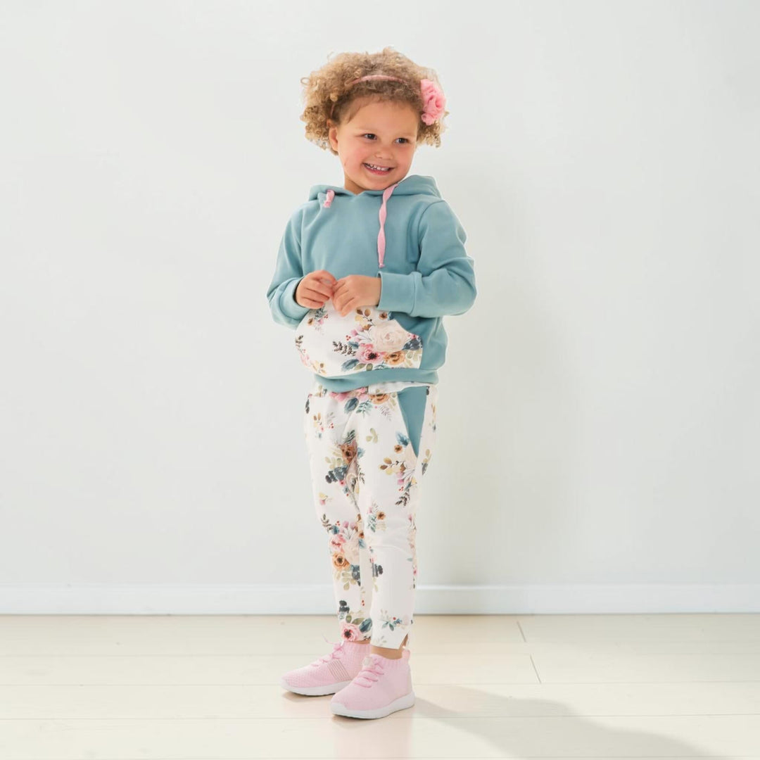 Hoodie Schnittmuster FLY DADO – Kinder Set 80/86–140/146, Hose ab 92/98, Kind in floral Hose und Kapuzenpullover.