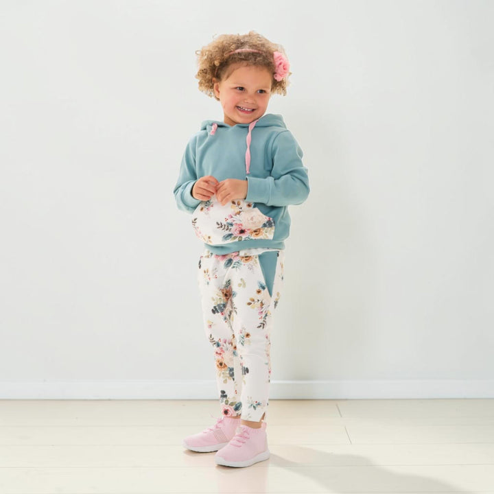 Hoodie Schnittmuster FLY DADO – Kinder Set 80/86–140/146, Hose ab 92/98, Kind in floral Hose und Kapuzenpullover.