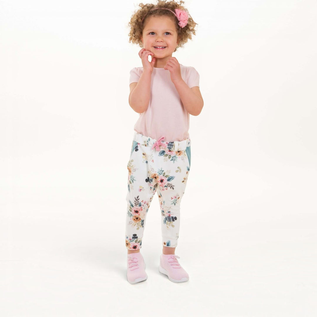 Haremshose PDF Schnittmuster DADO – Baggy Kinderhose mit Taschen 92/98–140/146 für Mädchen mit floralem Design.