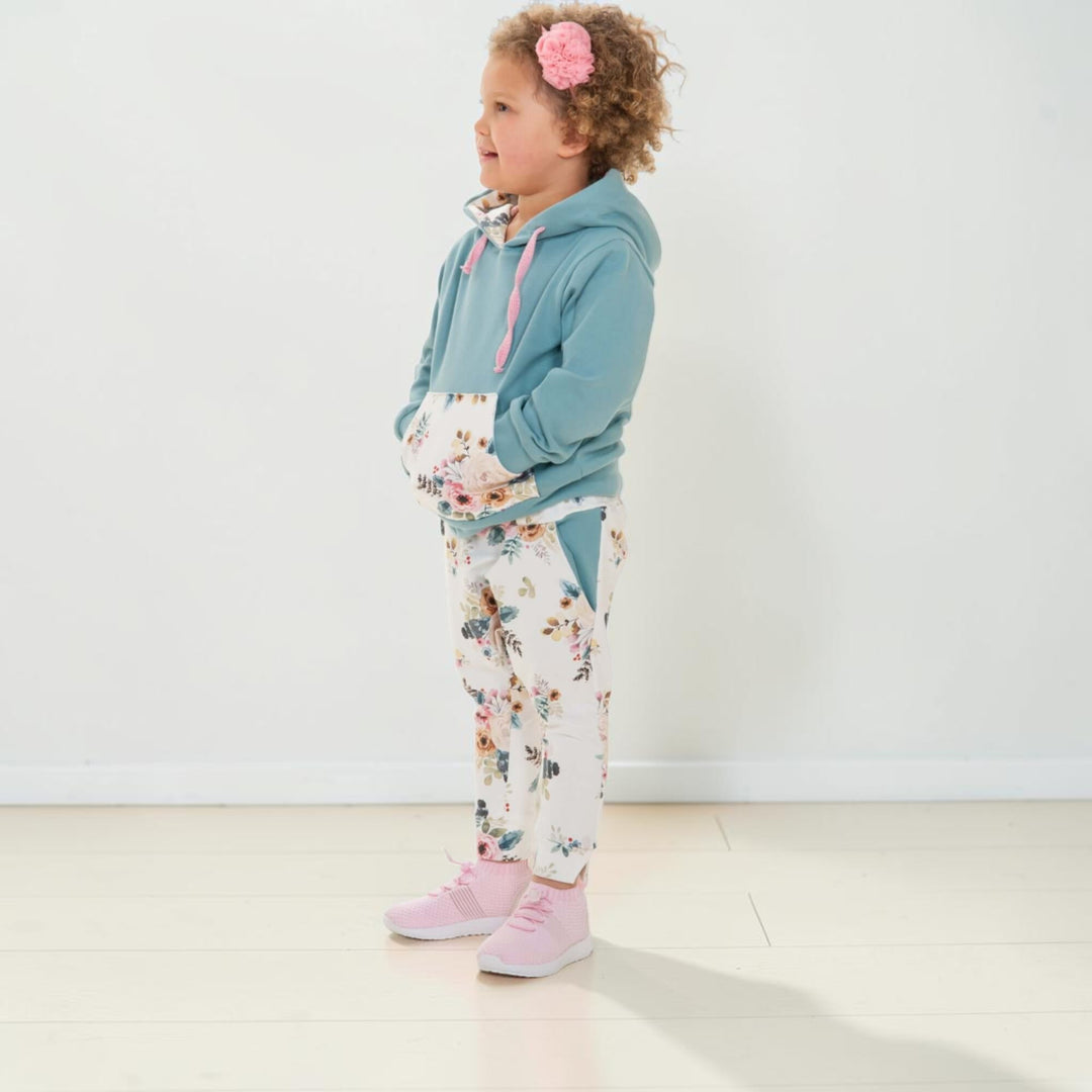 Hoodie Schnittmuster FLY DADO – Kinder Set 80/86–140/146, Hose ab 92/98, bequemer Kinder-Hoodie und Hose im floralen Design.