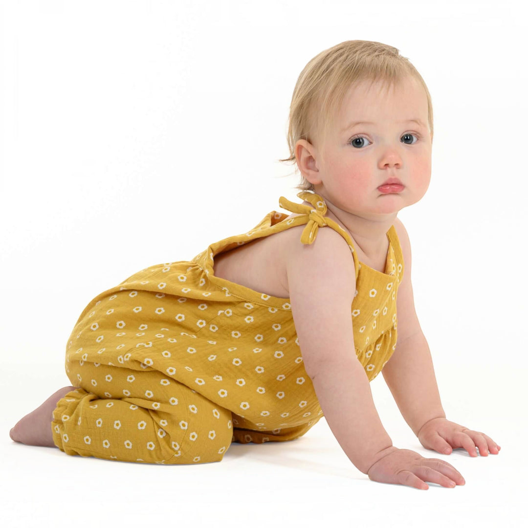 Schnittmuster Baby Mädchen Jumpsuit NELE PDF, gelber Overall mit Trägern für Babys, süßes Design und komfortable Passform.