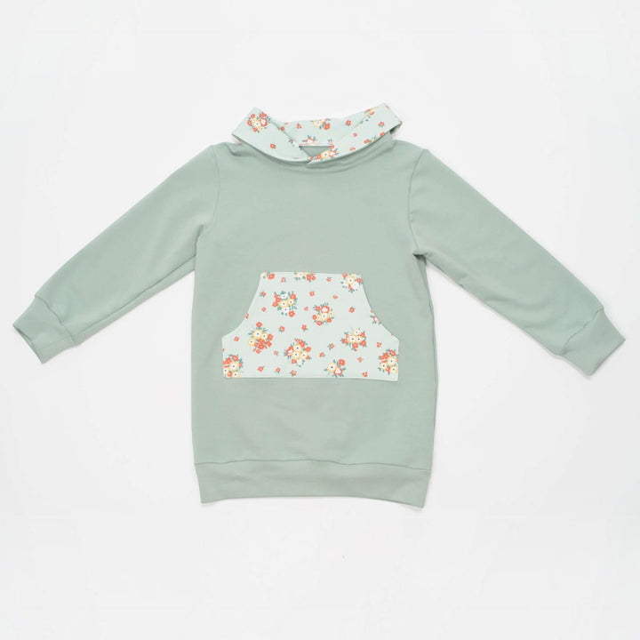 Kinder Hoodie PDF Schnittmuster ARWEN – Tunika mit Kapuze & Kragen 80/86–140/146 in grün mit Blütenmuster und Kängurutasche