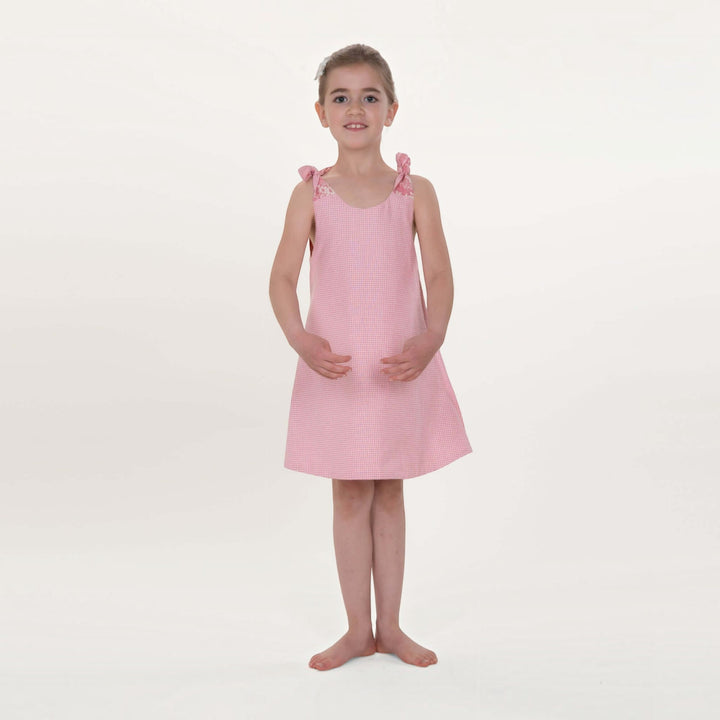 Tunika Kleid pdf Schnittmuster JULE ANTONIA STEFFI – 3-in-1 74/80–146/152, Mädchen in rosa Trägerkleid mit Schleifen.
