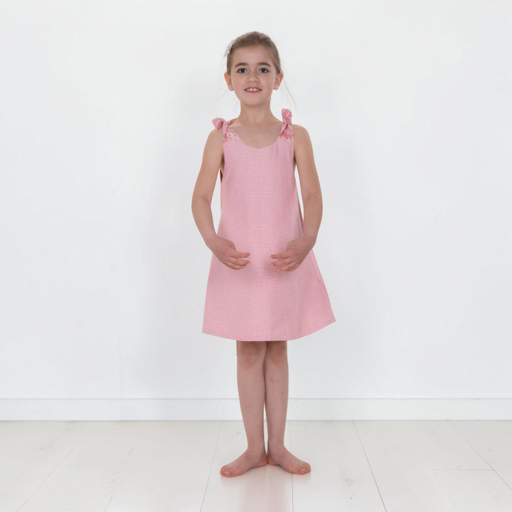 Trägerkleid PDF Schnittmuster ANTONIA – 3-in-1 Mädchenkleid 74/80–146/152, rosa Trägerkleid für Mädchen.