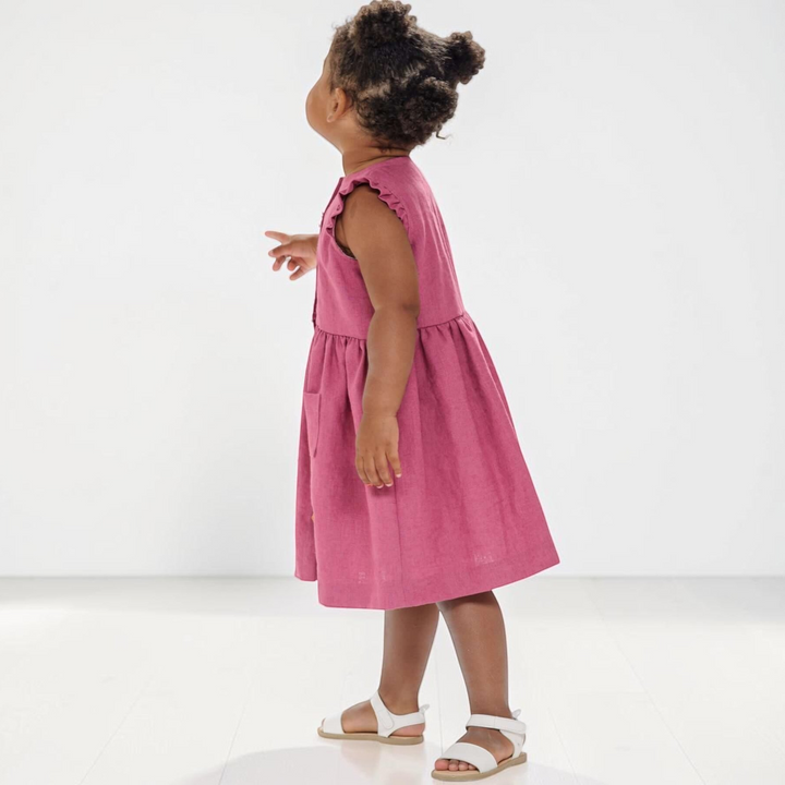 Schnittmuster Sommer Mädchenkleid MIMI PDF 2 in 1, pinkes Sommerkleid für Mädchen mit Rüschenärmeln.