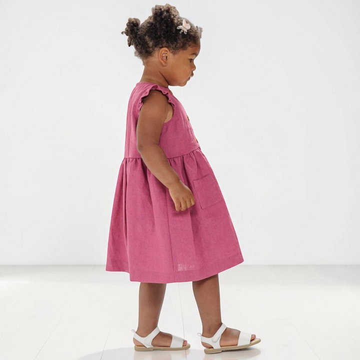 Mädchen im rosa Sommerkleid mit Rüschenärmeln, Schnittmuster Sommer Mädchenkleid  MIMI PDF 2 in 1