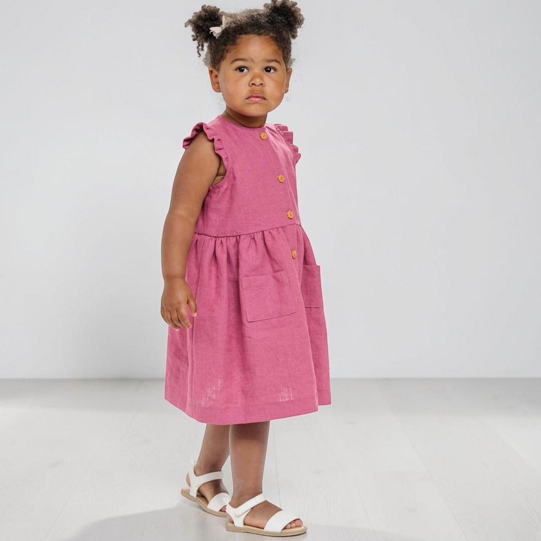 Schnittmuster Sommer Mädchenkleid  MIMI PDF 2 in 1, rosa Kleider für Mädchen mit Rüschenärmeln und Taschen.