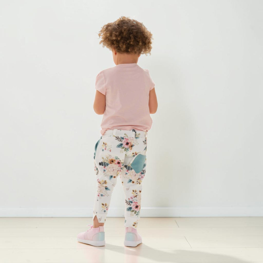 Hoodie Schnittmuster FLY DADO – Kinder Set 80/86–140/146, Hose ab 92/98, Kind mit floralem Outfit von hinten