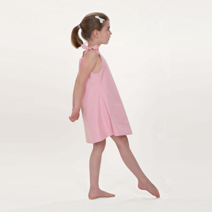 Tunika Kleid pdf Schnittmuster JULE ANTONIA STEFFI – 3-in-1 74/80–146/152, Mädchen in pinkem Kleid, seitliche Ansicht.
