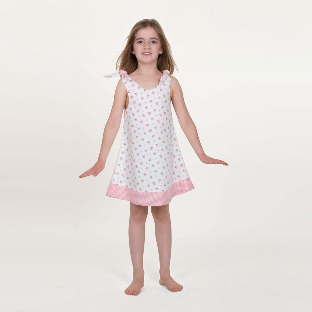 Tunika Kleid pdf Schnittmuster JULE ANTONIA STEFFI – 3-in-1 74/80–146/152, Mädchen trägt ein buntes Trägerkleid.