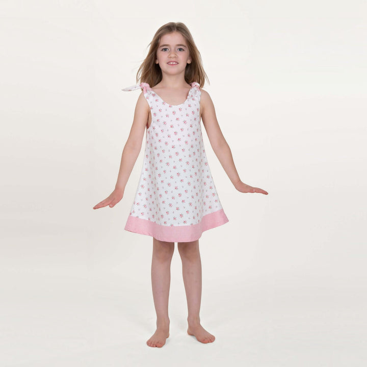 Tunika Kleid pdf Schnittmuster JULE ANTONIA STEFFI – 3-in-1 74/80–146/152, Mädchen trägt ein buntes Trägerkleid.