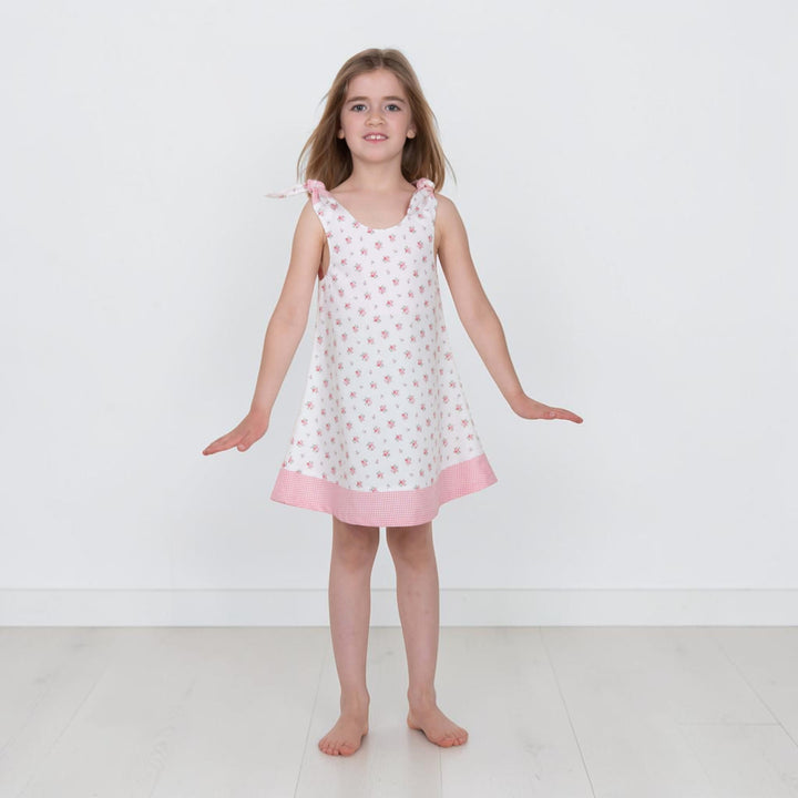 Trägerkleid PDF Schnittmuster ANTONIA – 3-in-1 Mädchenkleid 74/80–146/152, das von einem Mädchen getragen wird.