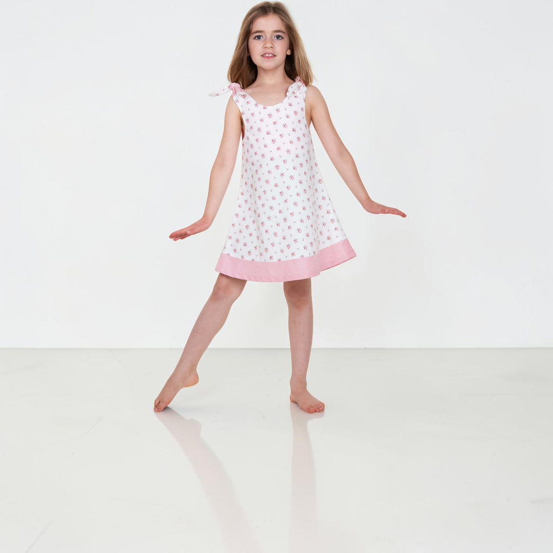 Tunika Kleid pdf Schnittmuster JULE ANTONIA STEFFI – 3-in-1 74/80–146/152, Mädchen trägt ein rosa geblümtes Kleid.