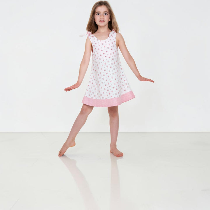 Tunika Kleid pdf Schnittmuster JULE ANTONIA STEFFI – 3-in-1 74/80–146/152, Mädchen trägt ein rosa geblümtes Kleid.