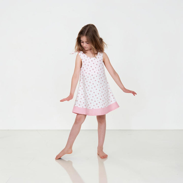 Tunika Kleid pdf Schnittmuster JULE ANTONIA STEFFI – 3-in-1 74/80–146/152, Mädchen in einem blumigen Kleid.