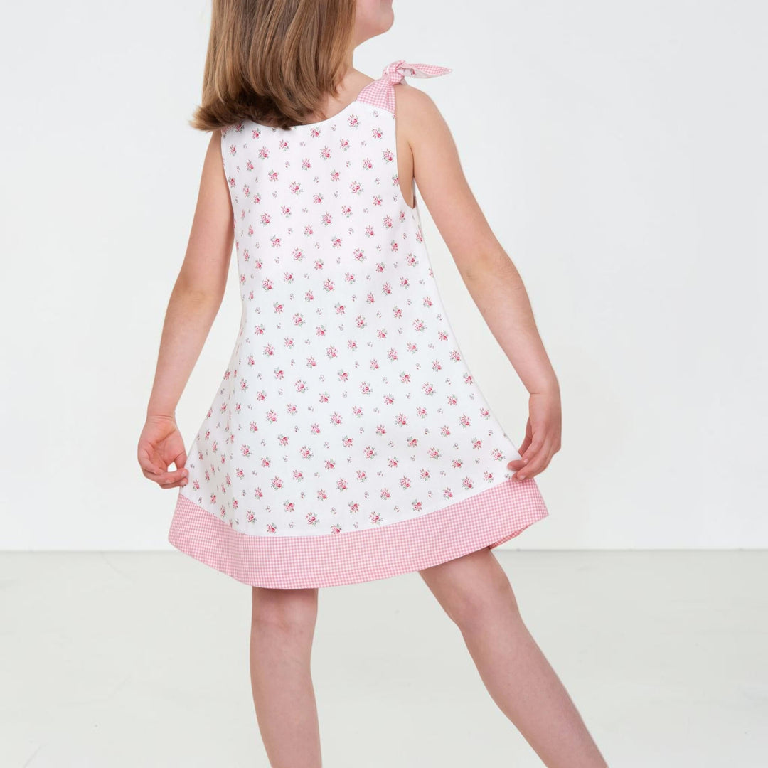 Tunika Kleid pdf Schnittmuster JULE ANTONIA STEFFI – 3-in-1 74/80–146/152, Mädchen trägt ein geblümtes Kleid.