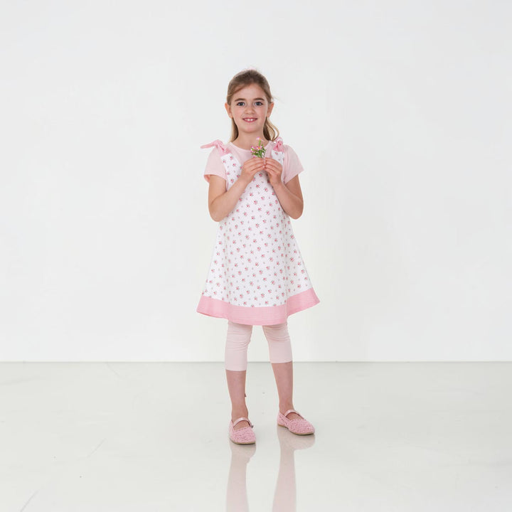 Tunika Kleid pdf Schnittmuster JULE ANTONIA STEFFI – 3-in-1 74/80–146/152, Mädchen in einem blumigen Kleid mit Lätzchen.