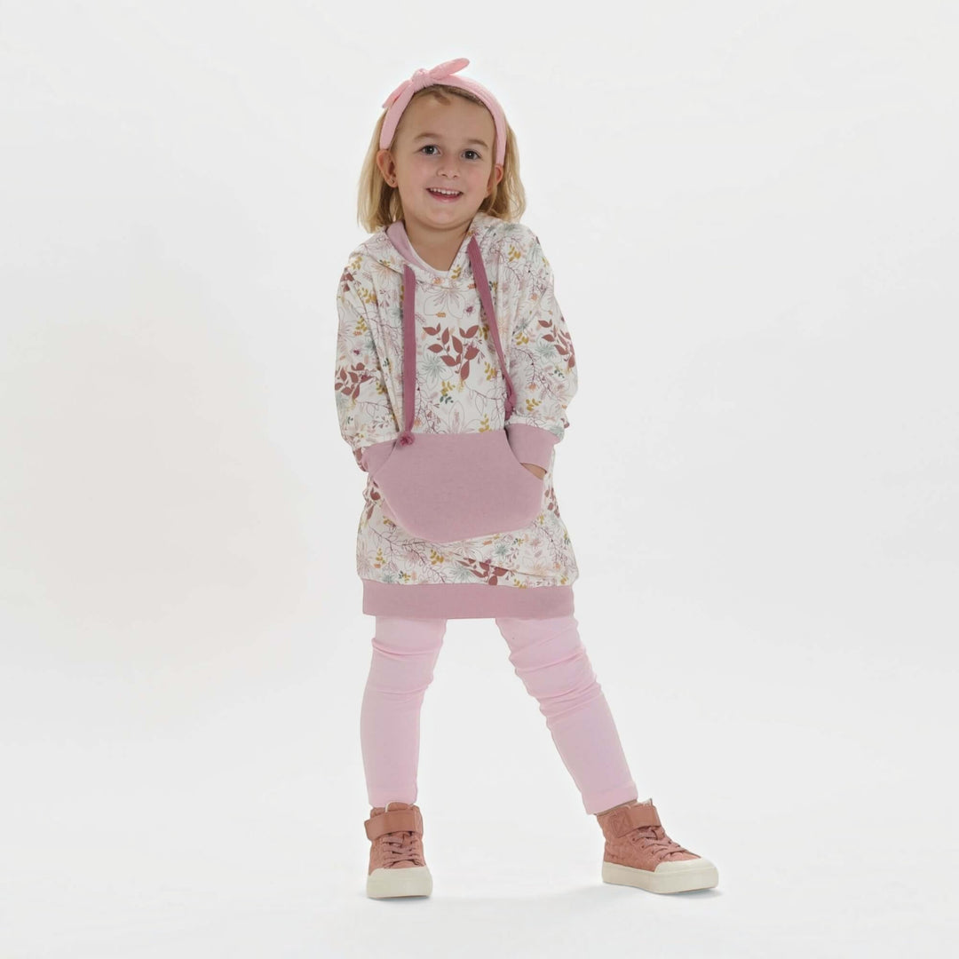 Kinder Hoodie PDF Schnittmuster ARWEN – Tunika mit Kapuze & Kragen 80/86–140/146, Mädchen in floralem Hoodie.