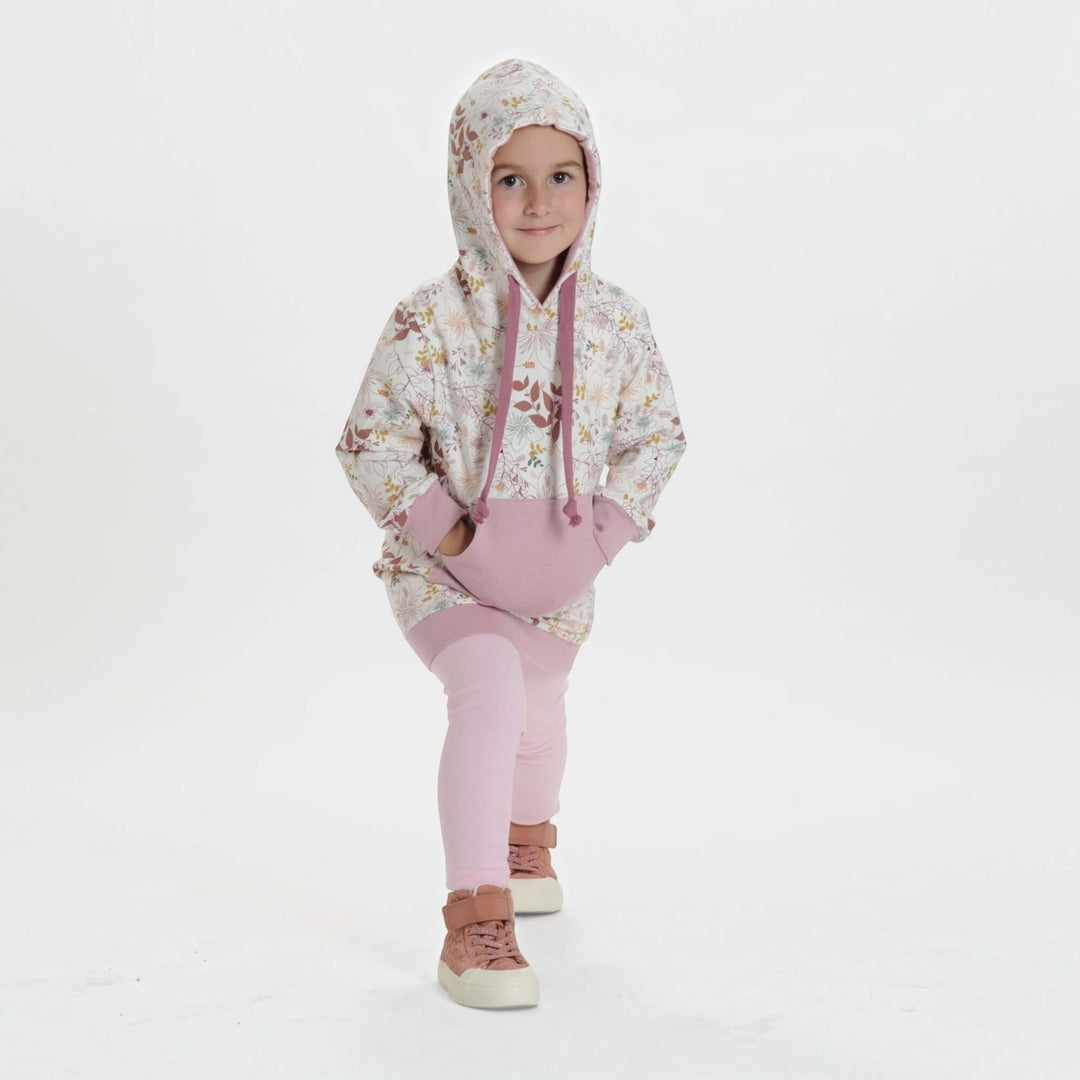 Kinder Hoodie PDF Schnittmuster ARWEN – Tunika mit Kapuze & Kragen 80/86–140/146, Mädchen trägt blühenden Hoodie.