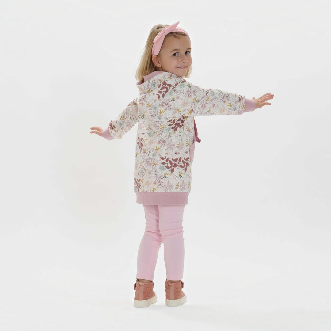 Kinder Hoodie PDF Schnittmuster ARWEN – Tunika mit Kapuze & Kragen 80/86–140/146, Mädchen in Hoodie mit floralem Muster.