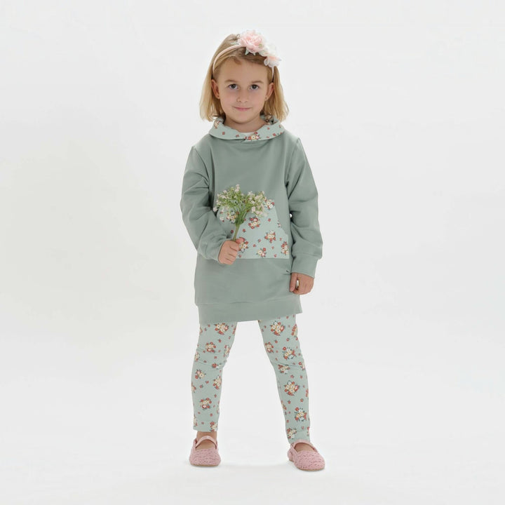 Kinder Hoodie PDF Schnittmuster ARWEN – Tunika mit Kapuze & Kragen 80/86–140/146, Mädchen in Hoodie und Leggings, blühende Motive.