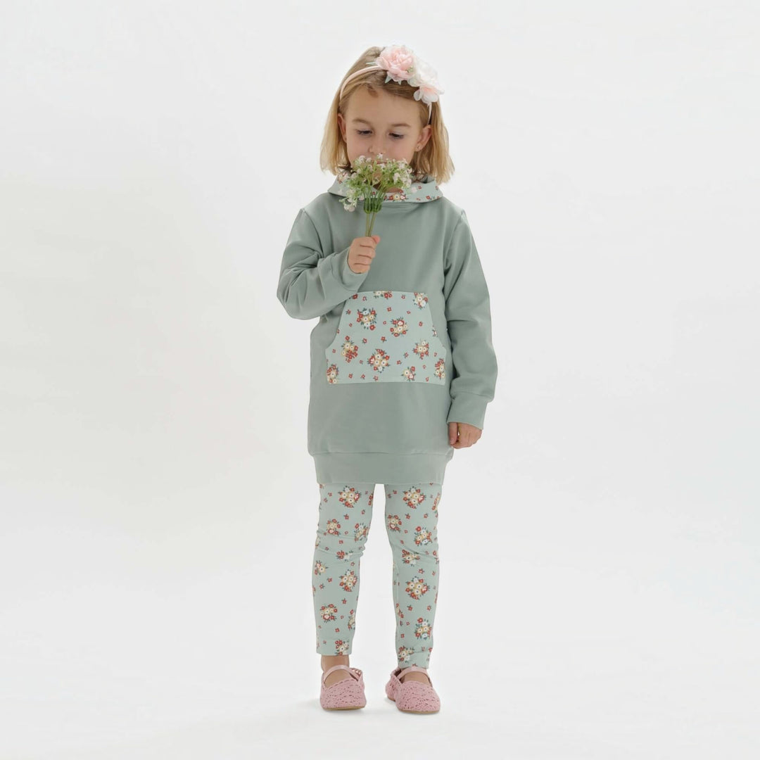 Kinder Hoodie PDF Schnittmuster ARWEN – Tunika mit Kapuze & Kragen 80/86–140/146 – Kind mit Hoodie und Blümchenhose