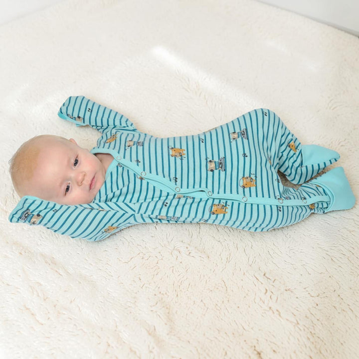 Baby Strampler PDF Schnittmuster DAVID – Schlafanzug mit Umschlagbündchen 50/56–98/104, Baby im gestreiften Schlafanzug.