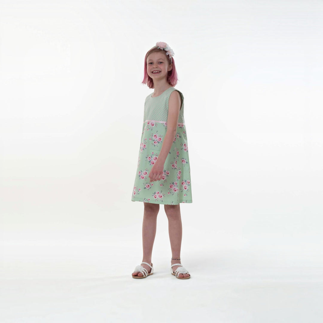 Mädchenkleid PDF Schnittmuster GEMMA – A-Linie mit Reißverschluss 92/98–152/158 in grün mit Blumenmuster und mädchenlichem Styling.