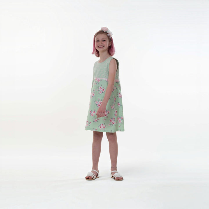Mädchenkleid PDF Schnittmuster GEMMA – A-Linie mit Reißverschluss 92/98–152/158 in grün mit Blumenmuster und mädchenlichem Styling.