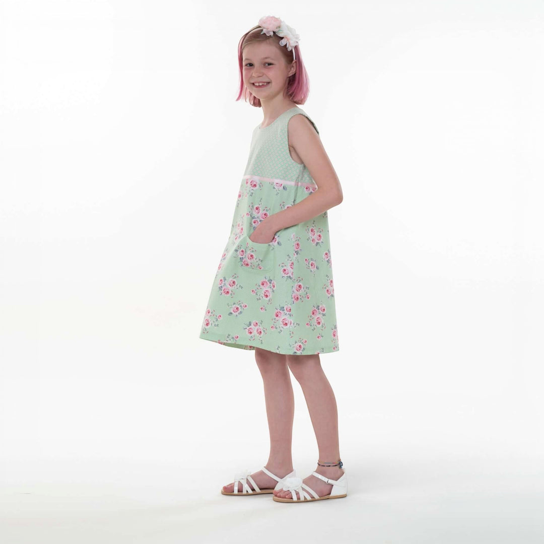 Mädchenkleid PDF Schnittmuster GEMMA – A-Linie mit Reißverschluss 92/98–152/158, ärmelloses Kinderkleid in Blumenmuster.
