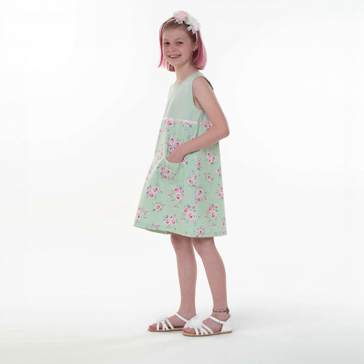 Mädchenkleid PDF Schnittmuster GEMMA – A-Linie mit Reißverschluss 92/98–152/158, ärmelloses Kinderkleid in Blumenmuster.