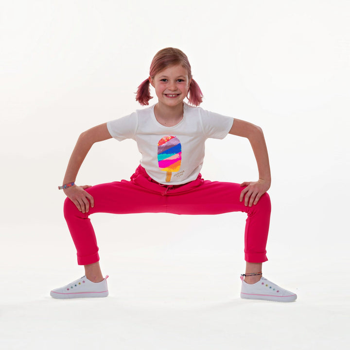 Schnittmuster Set PAULA DADO Poncho Kapuze Jogginghose, Kindermodel in leuchtenden Outfits mit Eiscreme-Motiv.