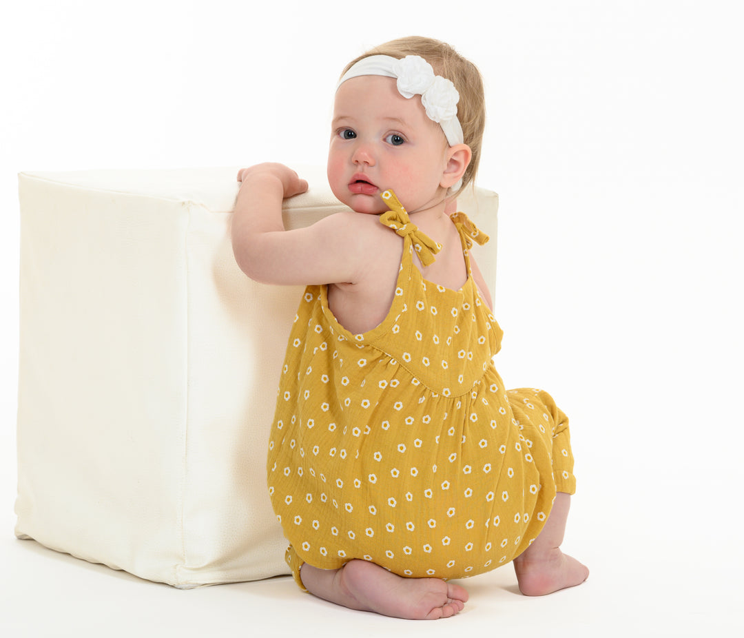 Schnittmuster Baby Overall NELE – Kleinkind Sommer-Overall in gelbem Design mit Blumenmuster.