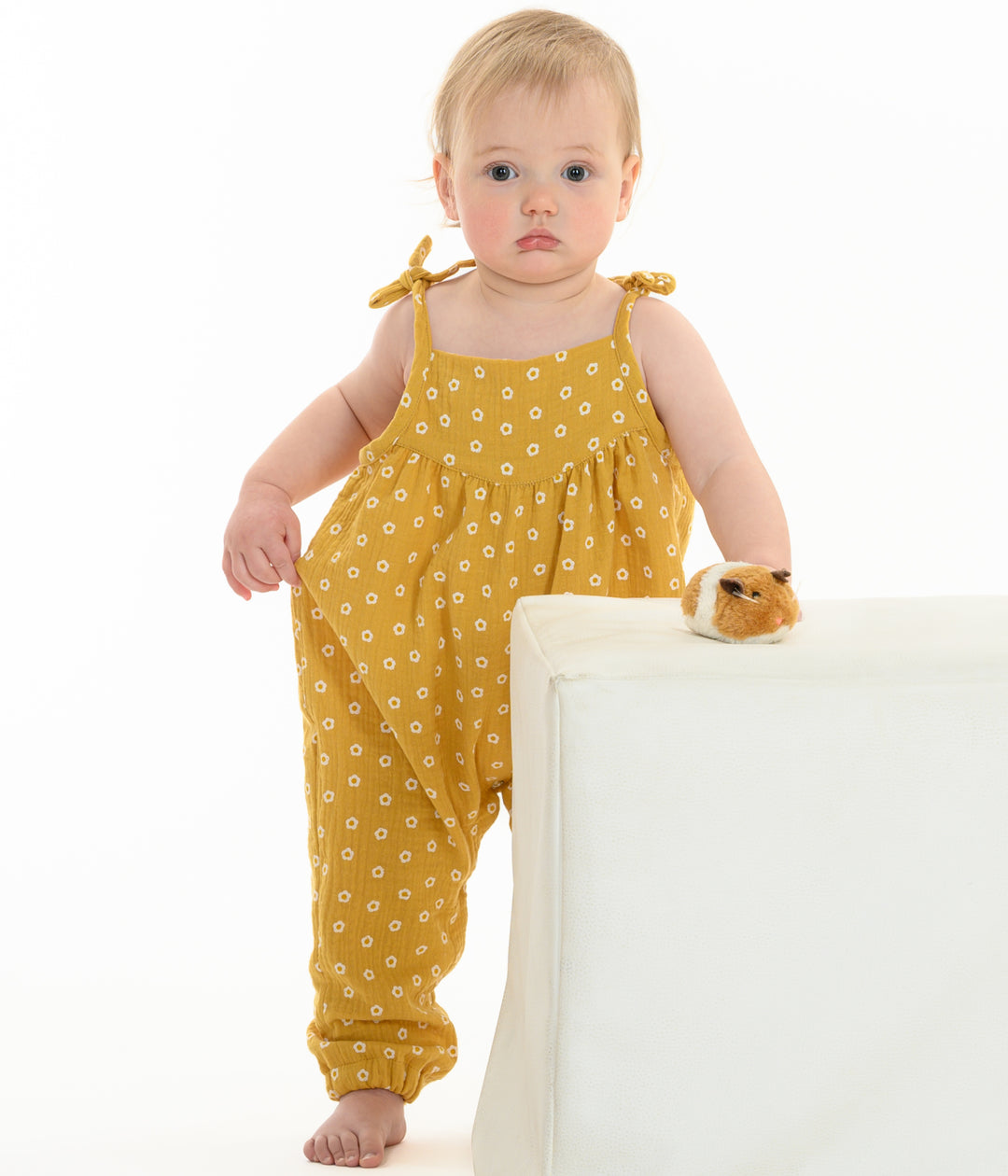 Schnittmuster Baby Mädchen Jumpsuit NELE – Kleinkind Sommer-Overall in gelb mit Blumenmuster.