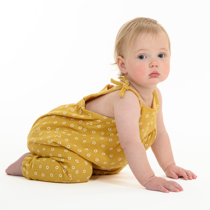 Schnittmuster Baby Mädchen Jumpsuit NELE – Kleinkind Sommer-Overall in gelb mit Blumenmuster, perfekt für den Sommer.